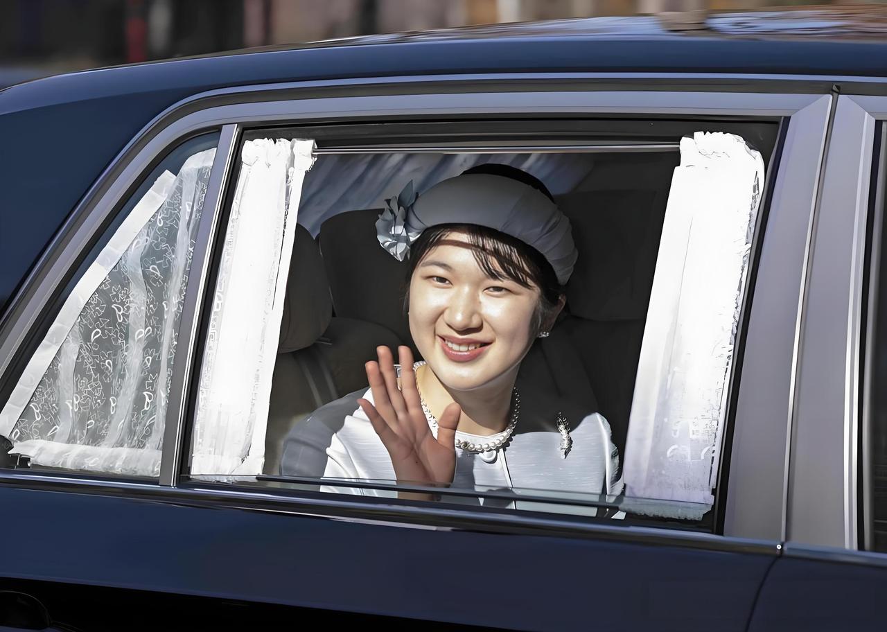 高市竟然反对“女天皇”。

高市早苗认为，日本的天皇继承权仅限于男性，而不是女性