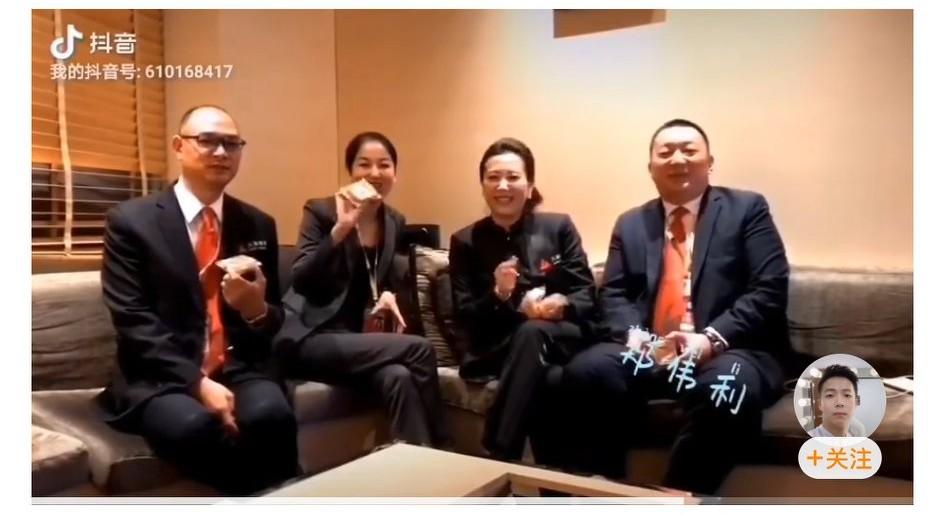 郑伟利作为中国首位执裁斯诺克世锦赛正赛的男性裁判，国际级裁判资质。最近执法比赛犯