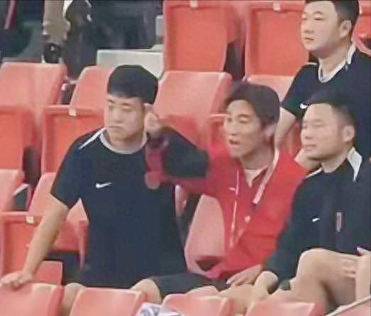 韦世豪又炸了！看台上手指场内骂声不断，前国脚怒斥：屡教不改