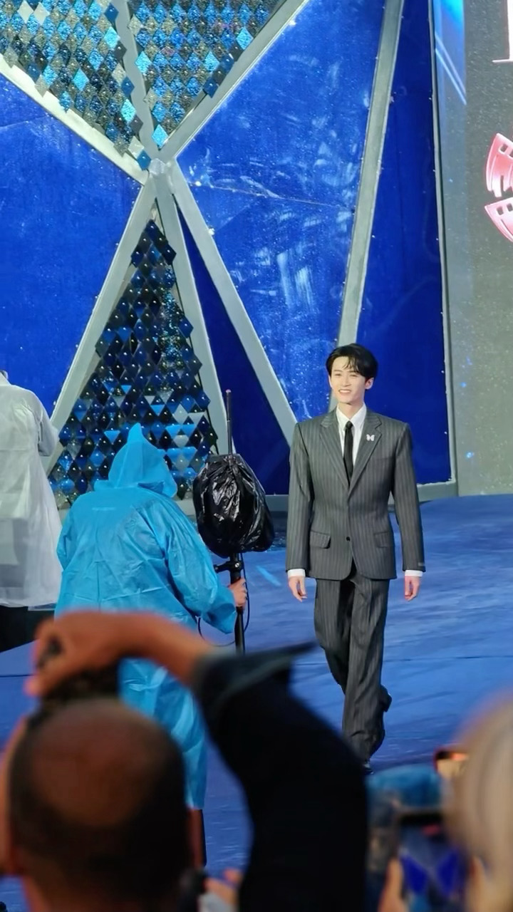 这和抛绣球有什么区别？抛完之后就这样：😁😁😁 