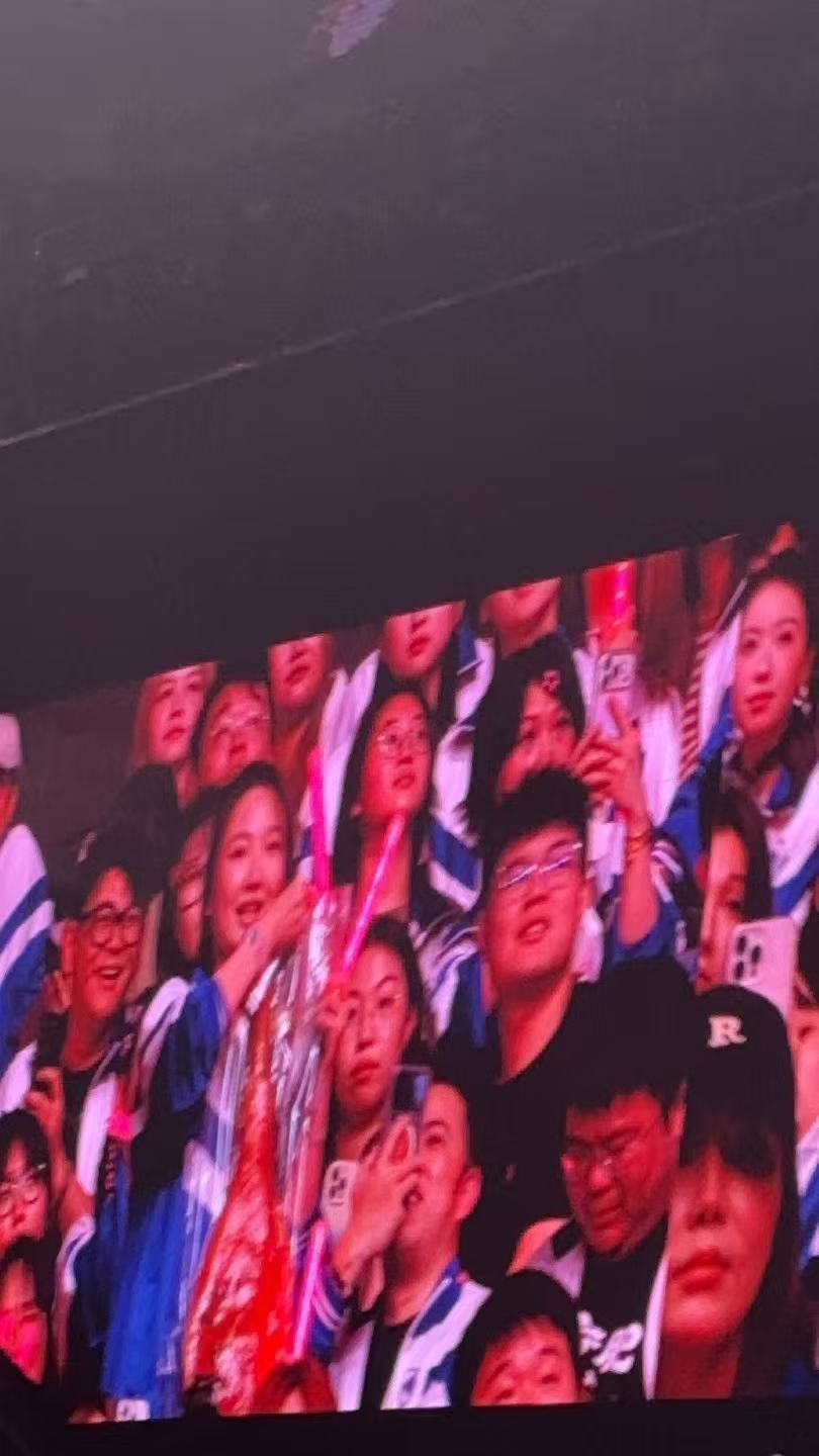 我不行了徐良演唱会送猪了徐良送完米面油开始送肉了徐良在抽奖送礼这块真的别太接地气