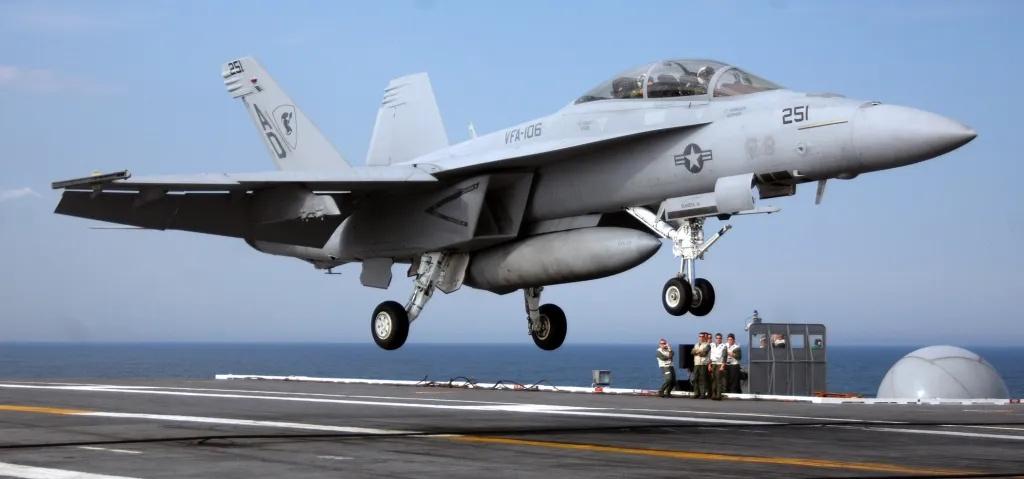 美军3架坠海战机未找回掉在红海的3架F/A-18E/F不用捞，掉在南海的F/A-