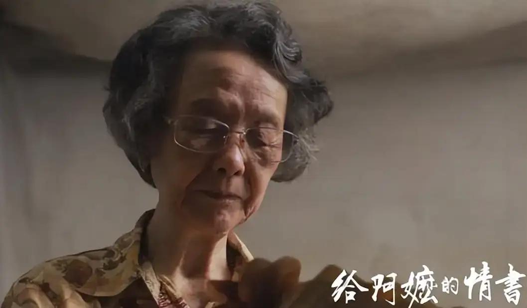 这部电影之所以能火，非常有意义，总结一下，就是以一纸侨批，写百年侨史、半生守望、