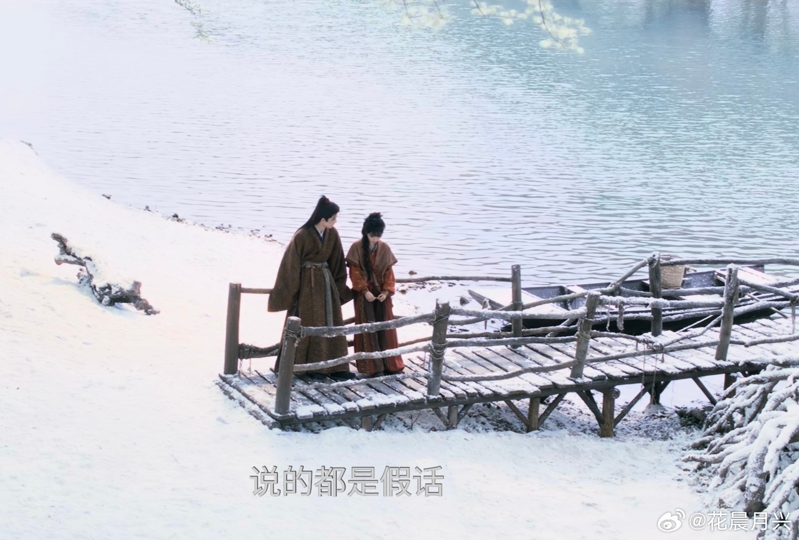 我现在有点担心这座木桥的围栏！毕竟被大爆剧的男女主靠过，会不会被剧粉找到去打卡靠