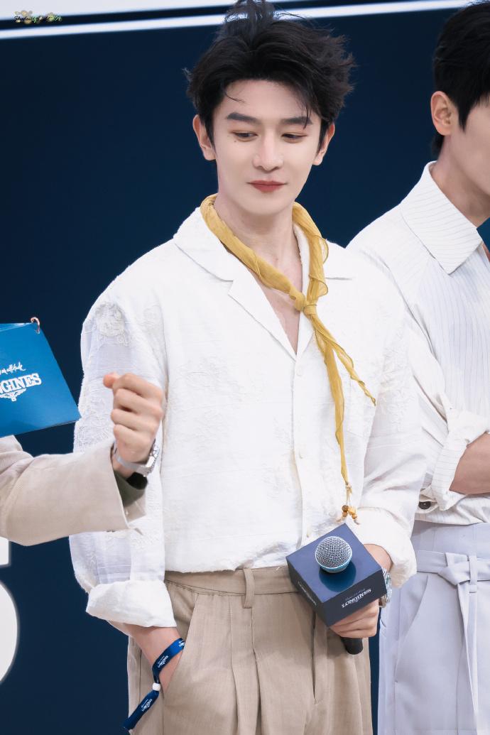 夏之光cos潦草小狗 风吹起的头发真的是有点有意思了呀，远看真的是觉得夏之光co