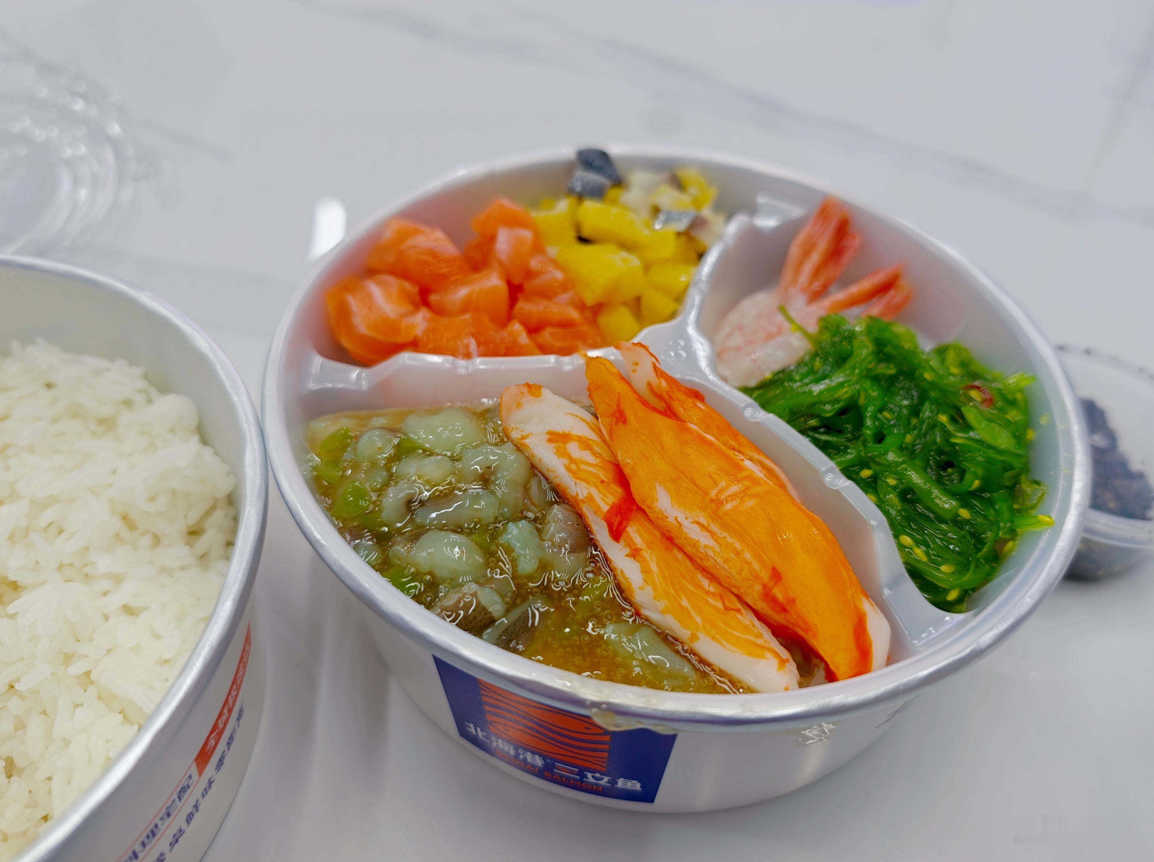 晚餐吃了一次非常奢侈的海鲜刺身饭，吃得我都晕蛋白质了