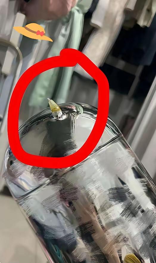 这是制作时留下的瘤子，保温瓶买回去要把这个敲掉才能用