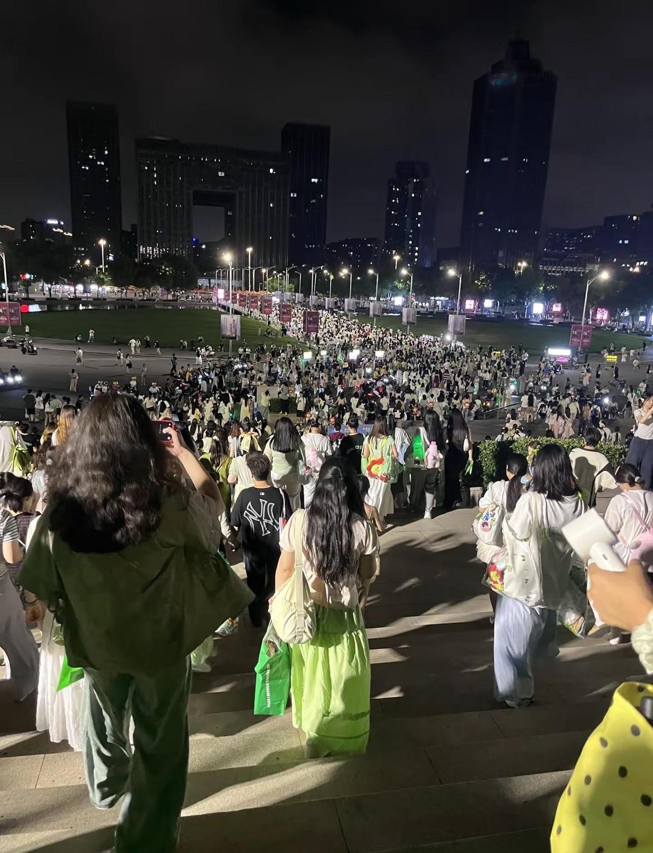 小源 每次追完线下的我 我都很不舍 因为我不知道下次见你是在什么时候王源