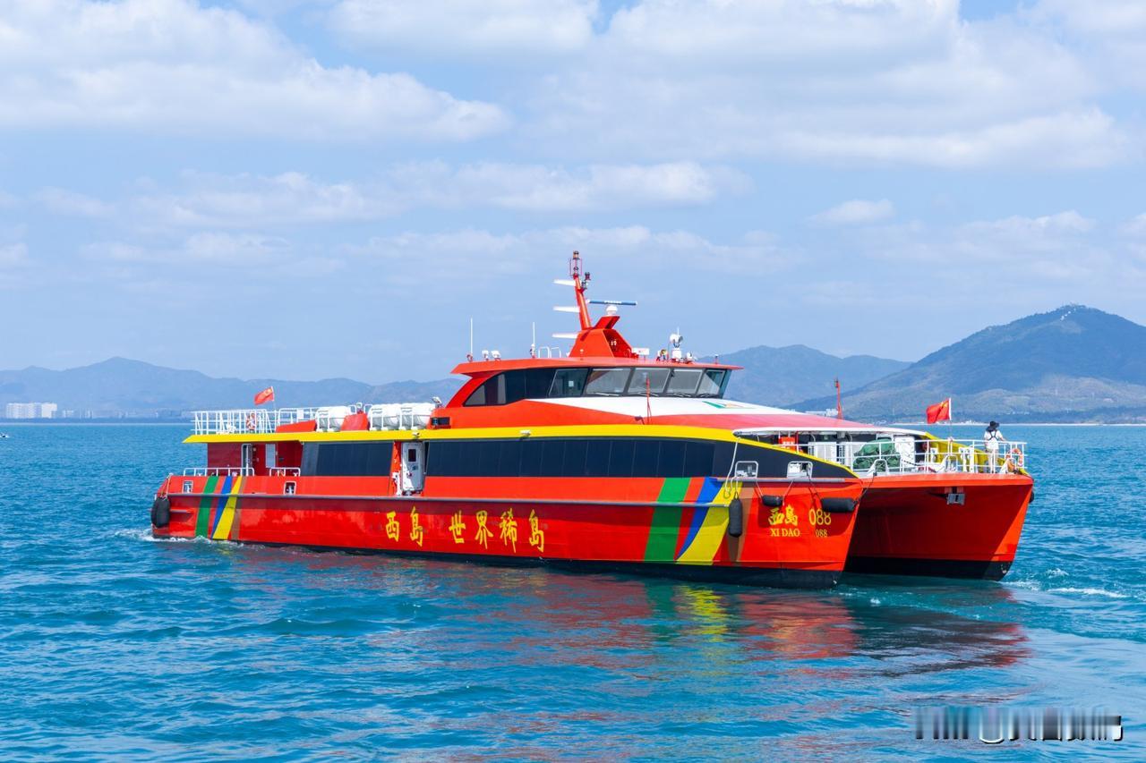 告别三亚市区的人潮，坐 15 分钟左右的轮渡上岛，瞬间被三亚西岛渔村的春节氛围所