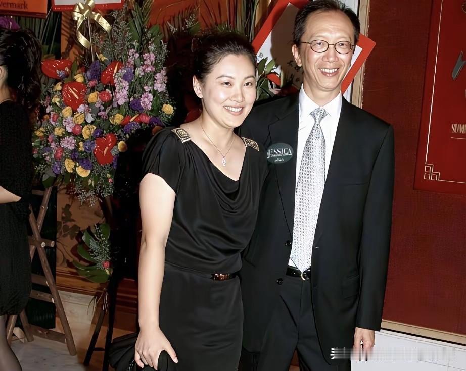 伏明霞才是嫁给了真正的爱情，嫁给了梁锦松20多年了，越来越年轻有气质了，早年他们