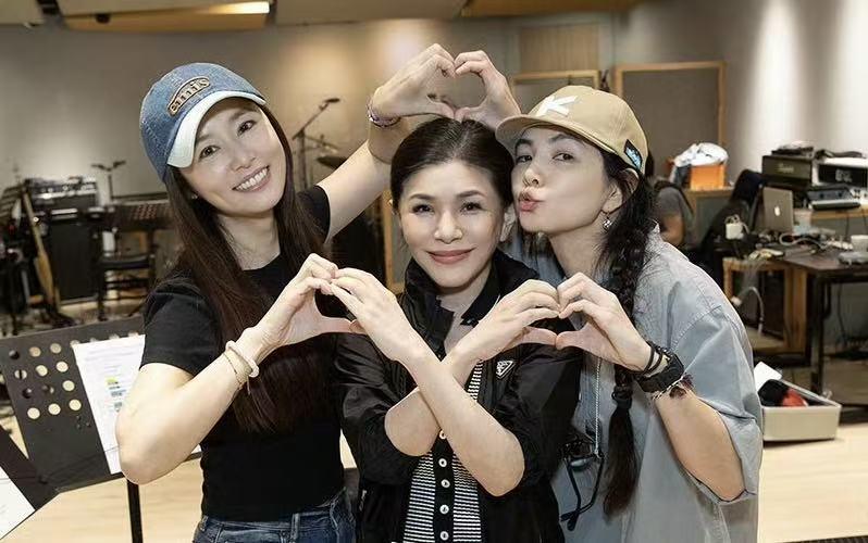 林心如、Ella、张清芳聚一起了！
难得一见的三人又聚一起的合照啊，这次因为张清