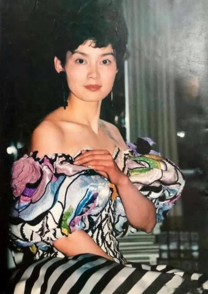 央视一哥朱军在《艺术人生》中对潘虹说：遇到你的男人都没长眼睛吗？您年轻时候那么美