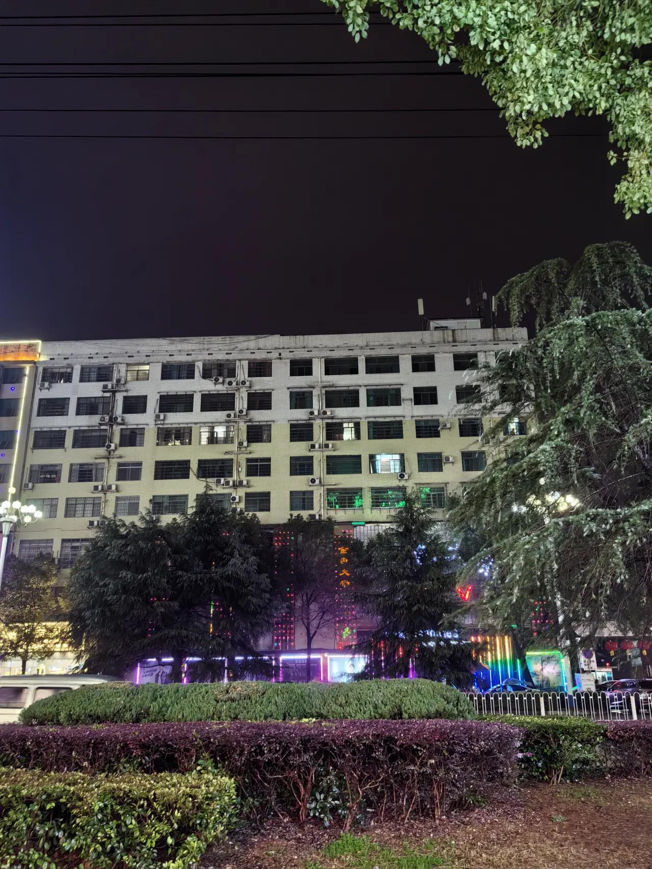 迎泽大街，这条贯穿太原市中心的重要街道，不仅是城市交通的动脉，更是历史与现代交织