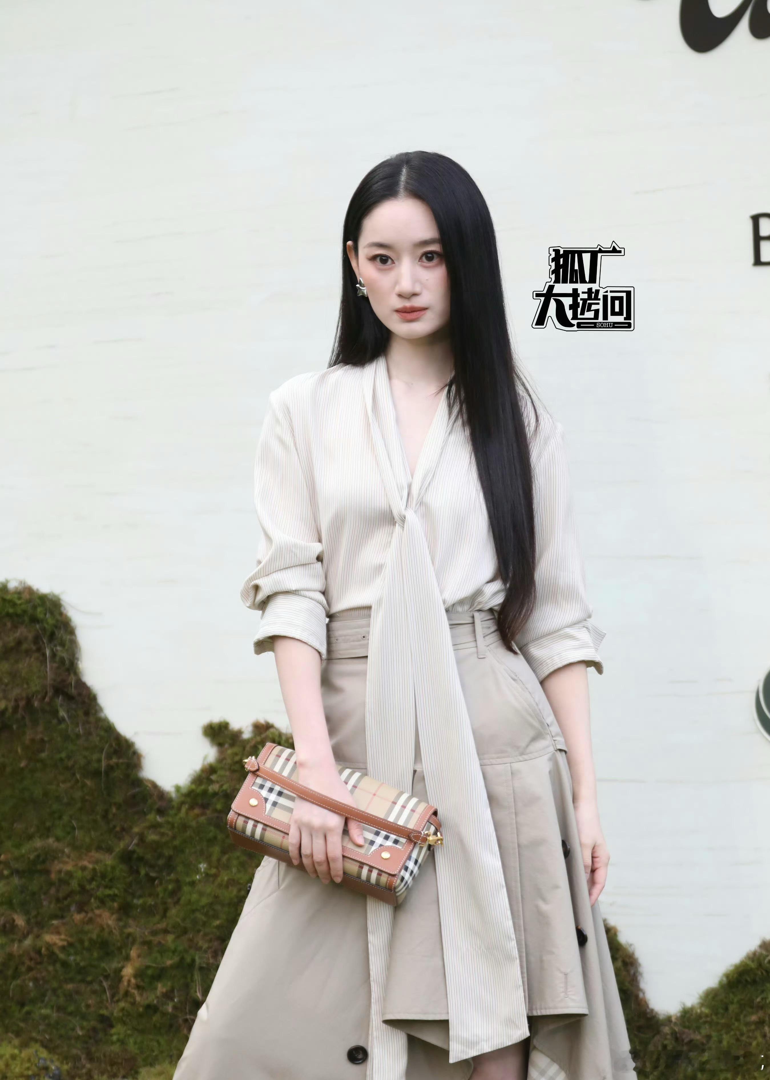 明星的妆容也无法避免大小眼～ 