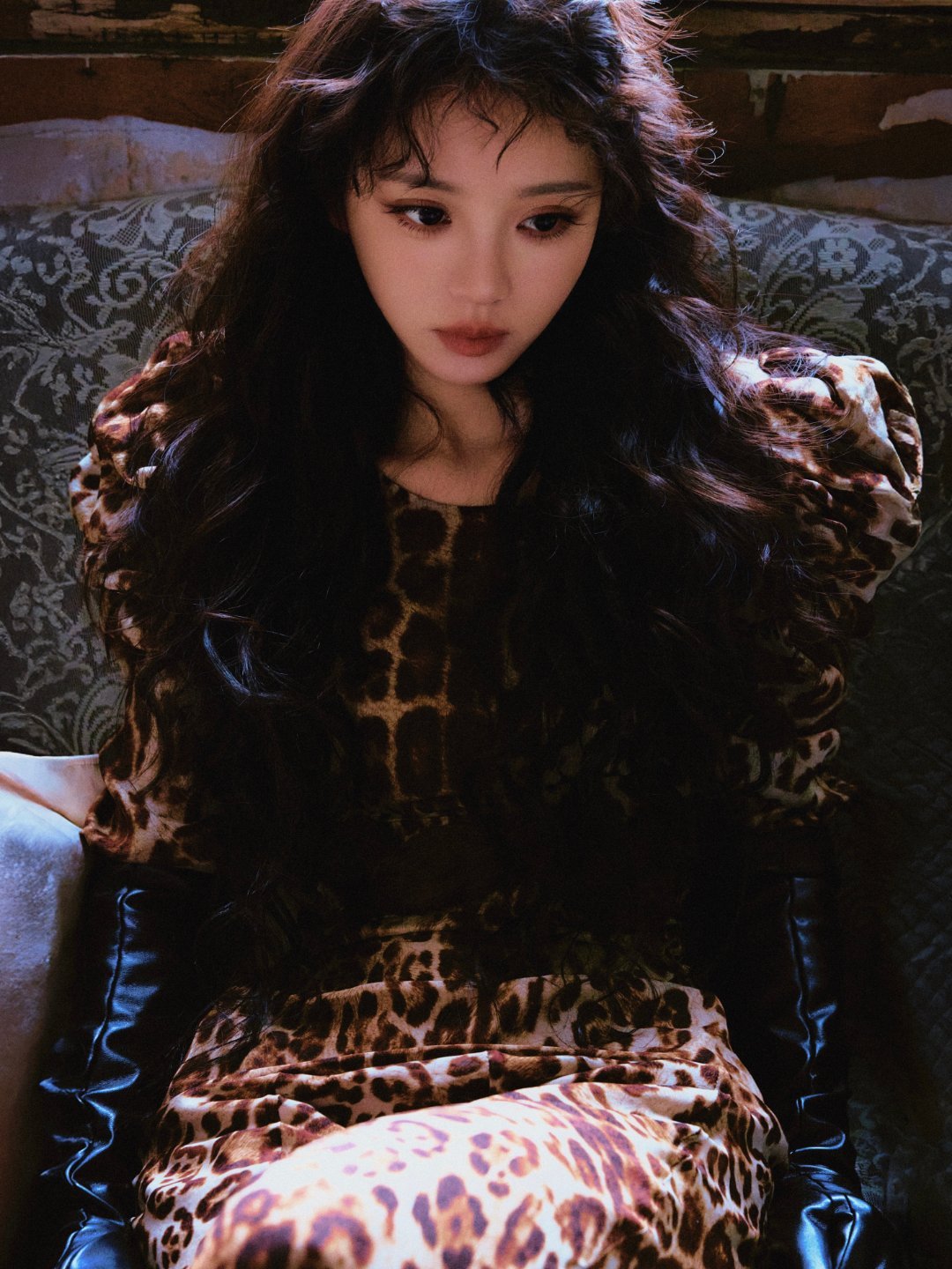 田曦薇尖叫之夜出图妈妈辣得我不中了啊小田好适合豹纹羊毛卷这种野性大胆的妆造，好会