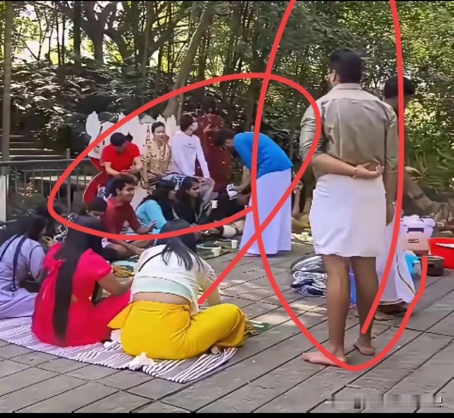 成都某公园近日热闹非凡，聚集了一群兴致勃勃的印度人，他们在公园里兴高采烈地露营，