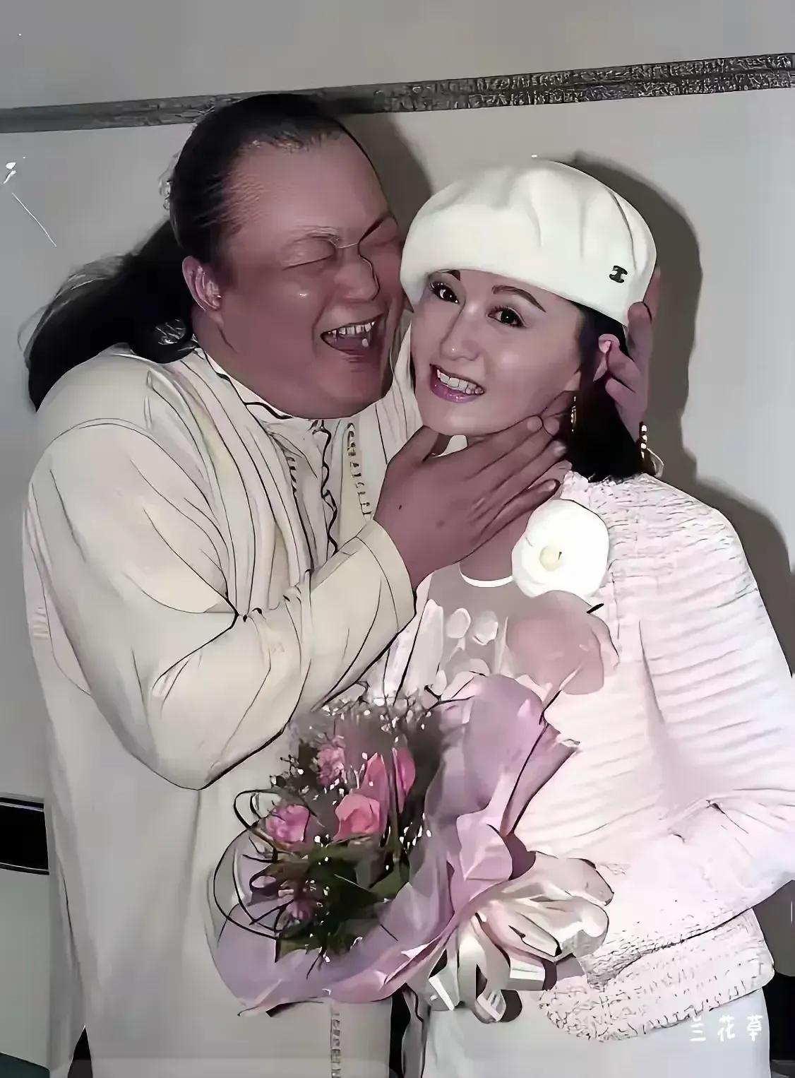 这俩是谁？一个看去纯纯的，一个却是馋到脱相。
这靓女是谁呢？这肥头大耳的男人又是