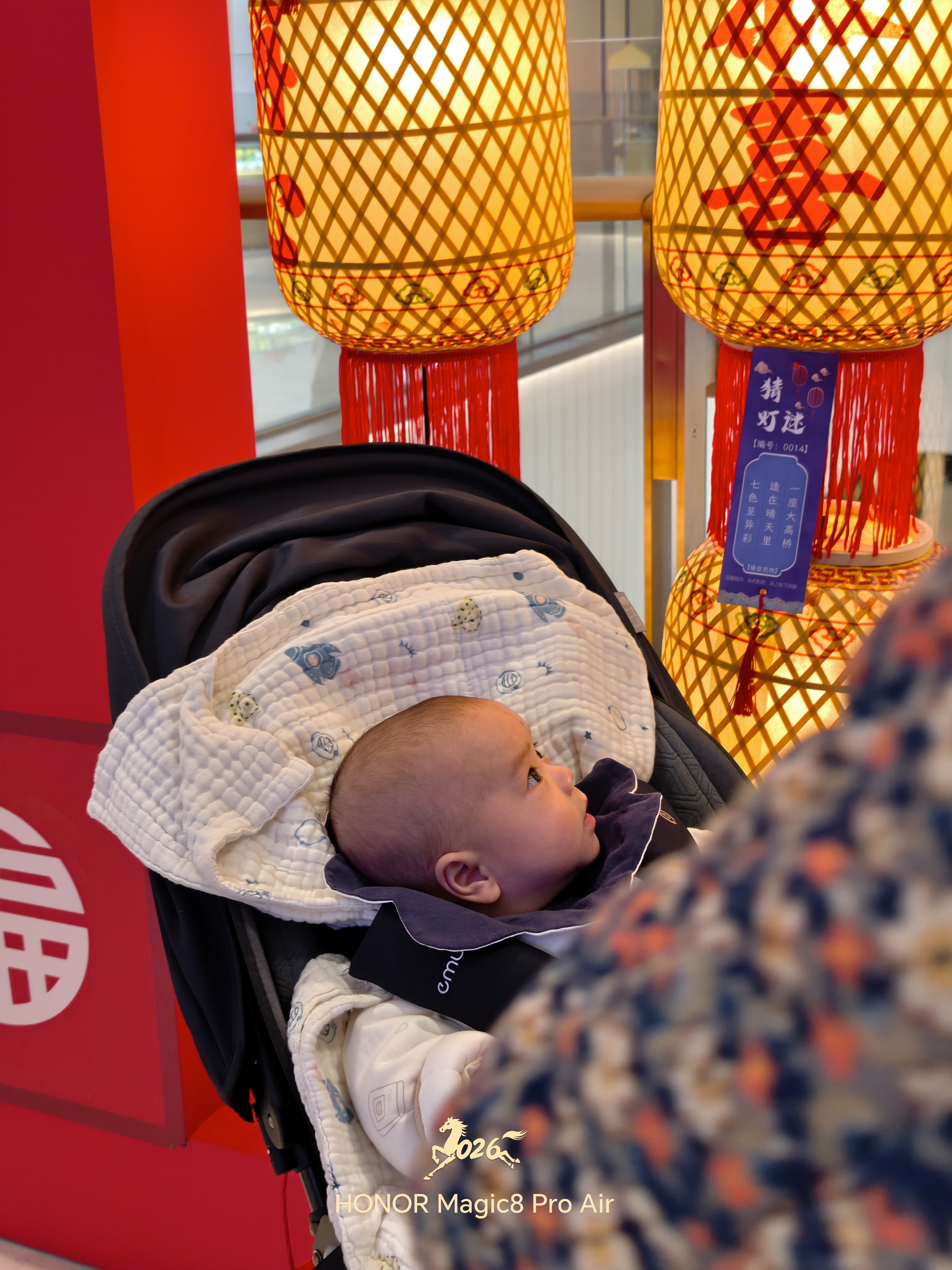 孩子第一次看花灯 看的很入迷… 