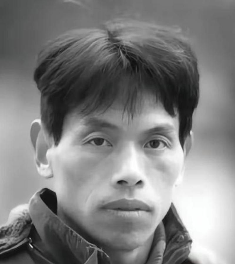 全村人背后骂他"废物"，他就窝在家里画画，一画就是十几年。

1990年代末，江