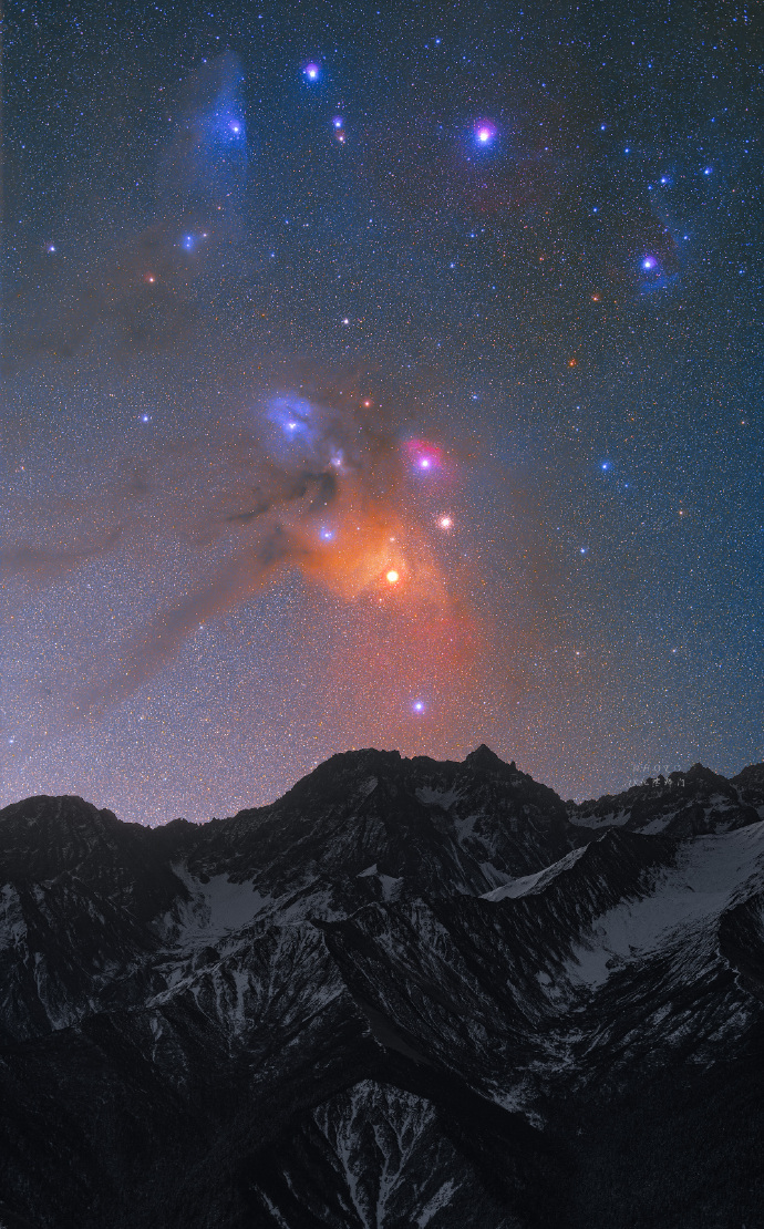 探索未知的夜空，记录星辰的每一次眨眼。从黎明前的星空调色盘到广域深野的壮阔，四年