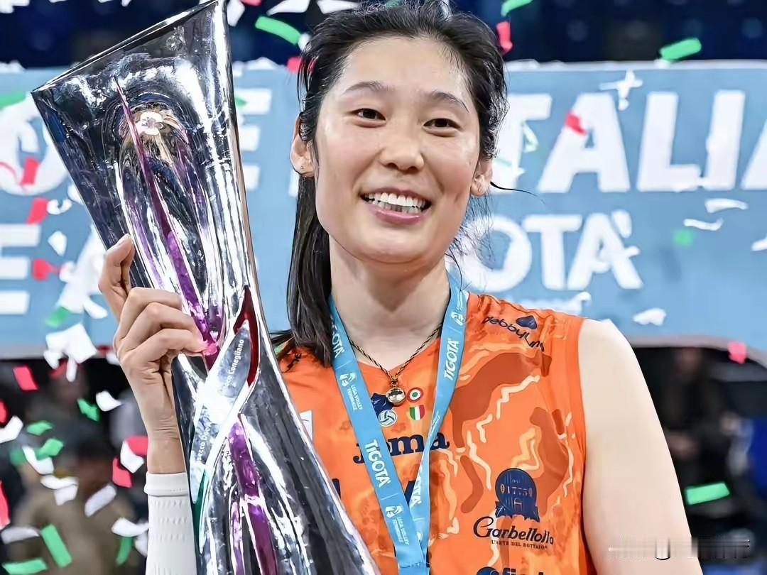 【恭喜朱婷！】
朱婷又获冠军了！
MVP拿得手软，26个冠军同样是拿得手软！
主