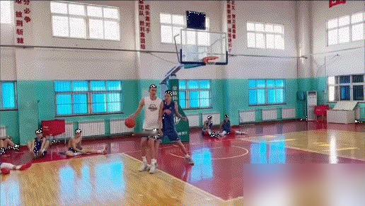 网上那段杨瀚森跟高世鳌单挑的视频，现在看真有意思。小时候的杨瀚森，那脚步就活得很