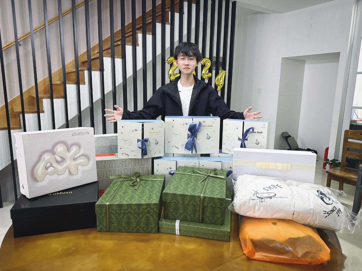 RNG为Ming庆生：将来胜过往，所得皆所愿！祝史森明25岁生日快乐！这次比赛也