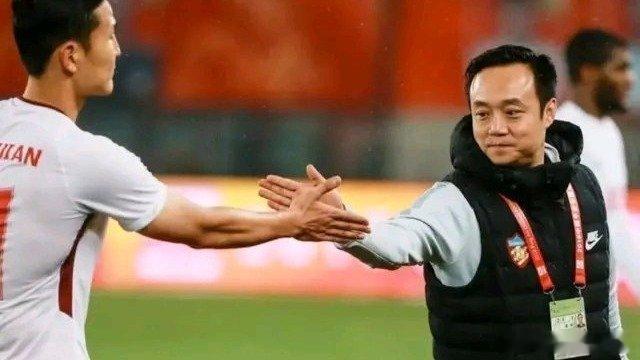 凤凰新闻【中国足协：17人被“终身禁足”】近期，中国足球协会纪律与道德委员会对现