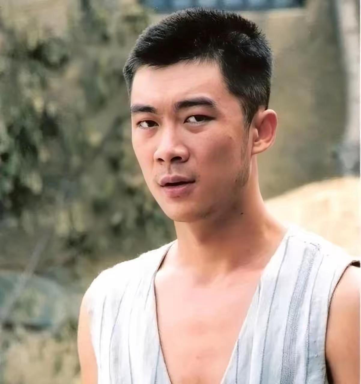 1943年，游击队员刘庆年刚到家，村子就被鬼子给包围了。敌人逼问村民们谁是刘庆年