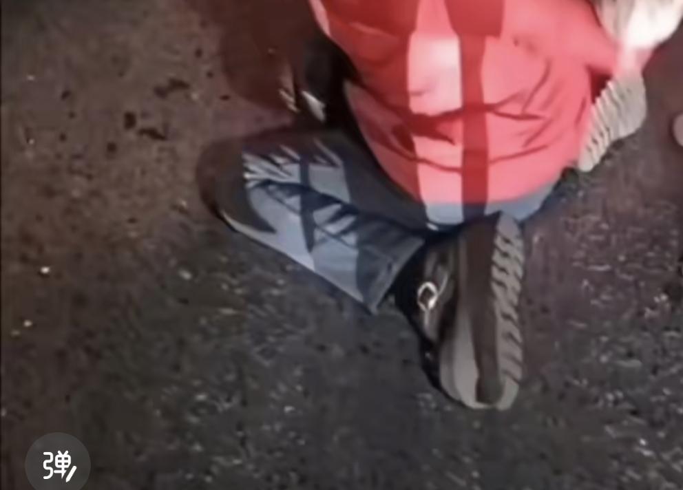 没想到都已经是2026年了，竟然还有人当街做出抢小孩的事情！
结合多家媒体的报道