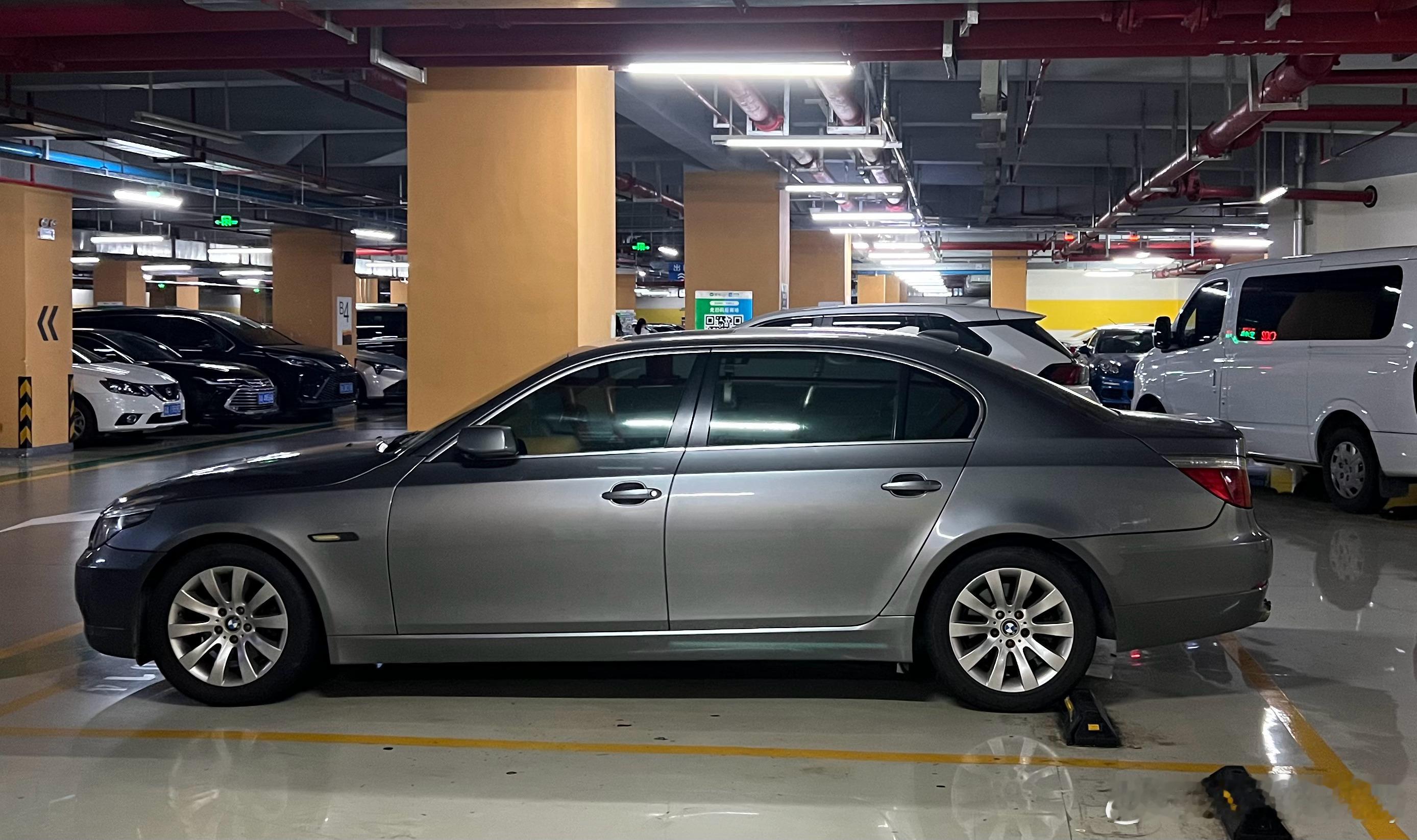 感觉加长的E60还挺稳重的，保留了行政级轿车应有的稳重大气，又不至于太过死板，商