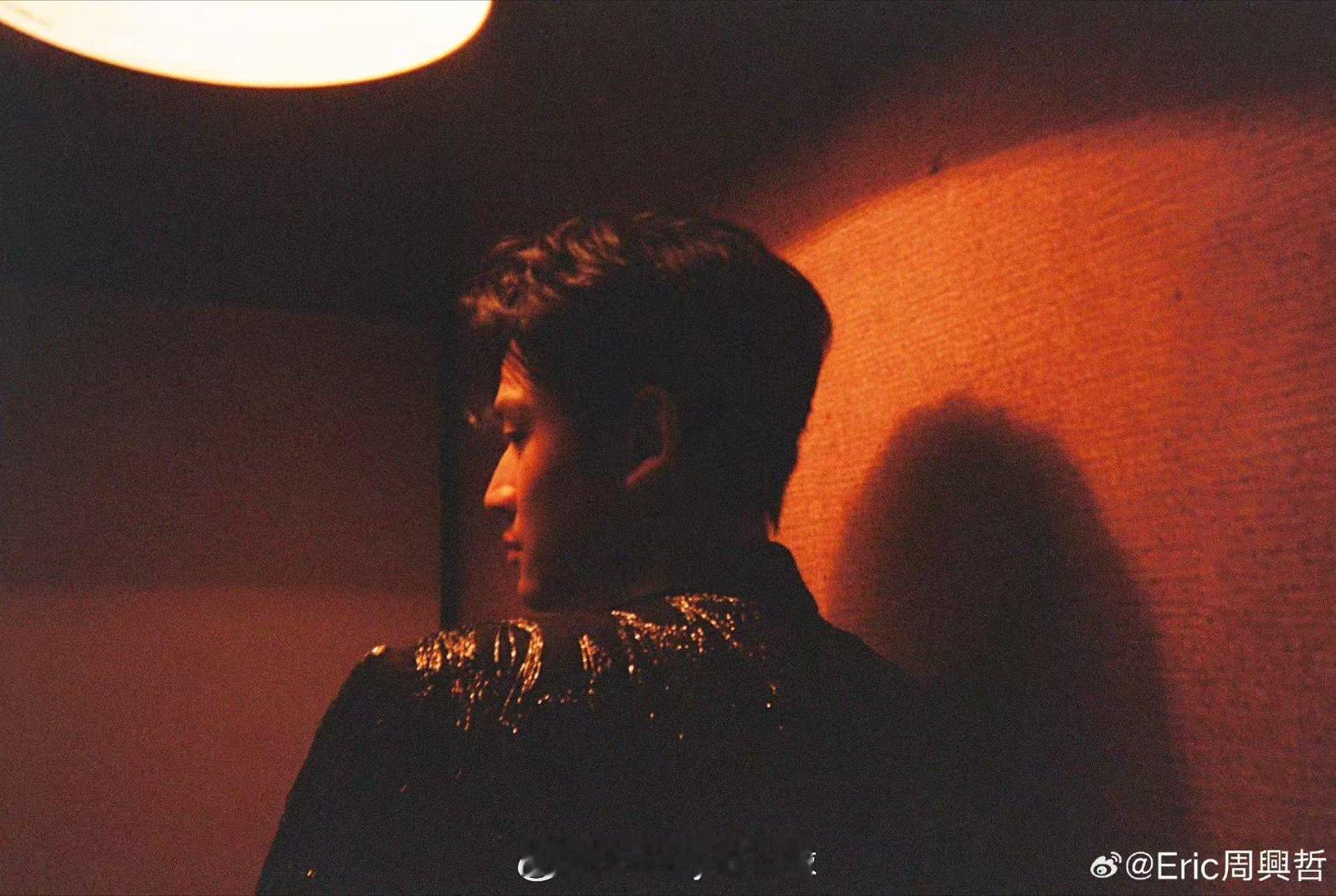 谁的青春里没有一首周兴哲的疗伤情歌！这次加盟华流季，期待钢琴王子用深情嗓音唱响华