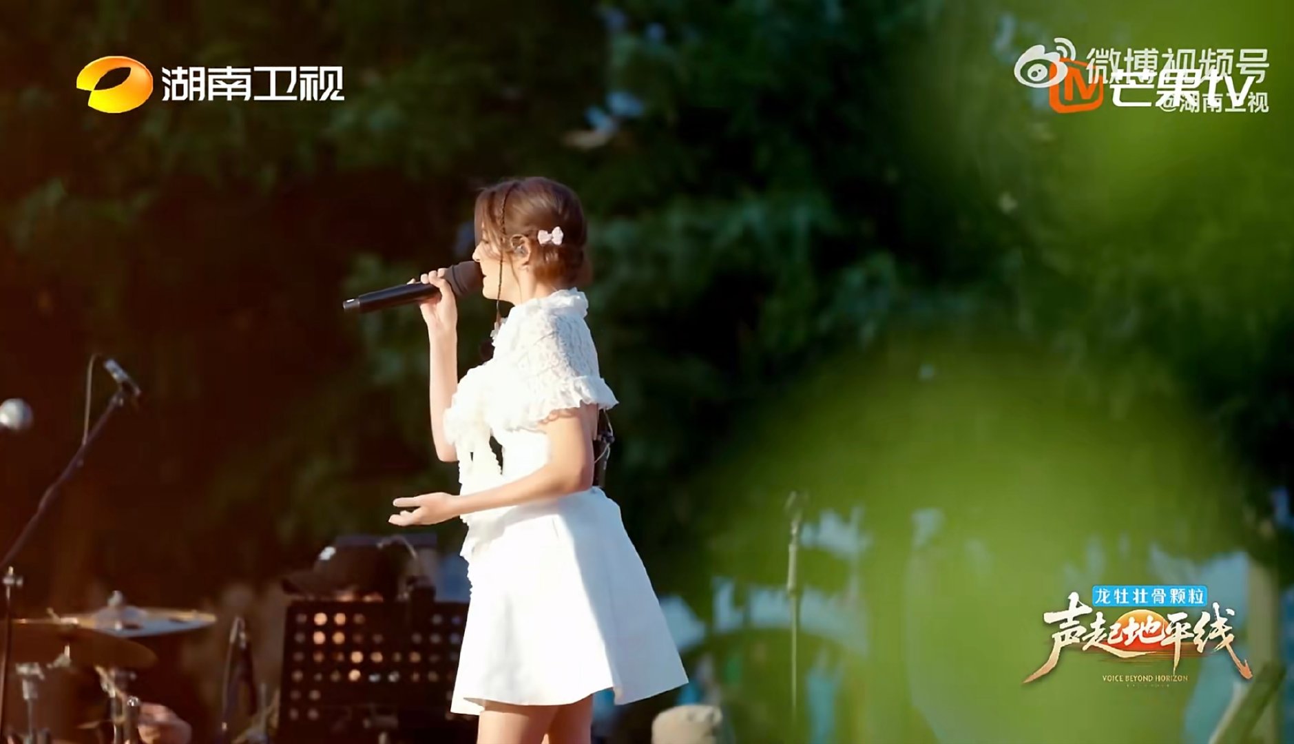 这就是甜妹唱摇滚的冲击力吗声起地平线谁没被朱莉亚甜妹唱摇滚惊艳到我都会伤心！ 