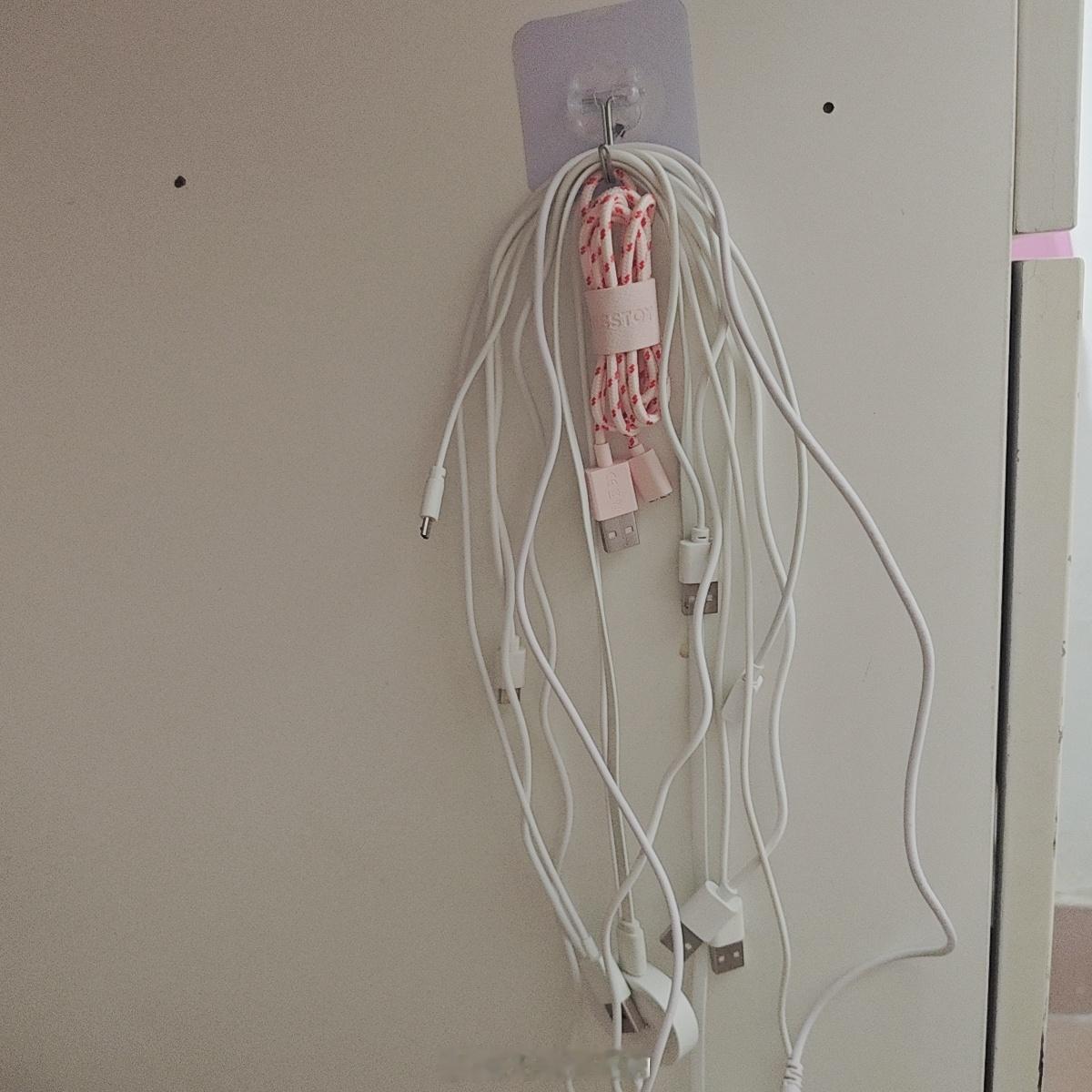 尽管有这么多的数据线也依然没有我要充的玩具的线[捂嘴哭] ​​​