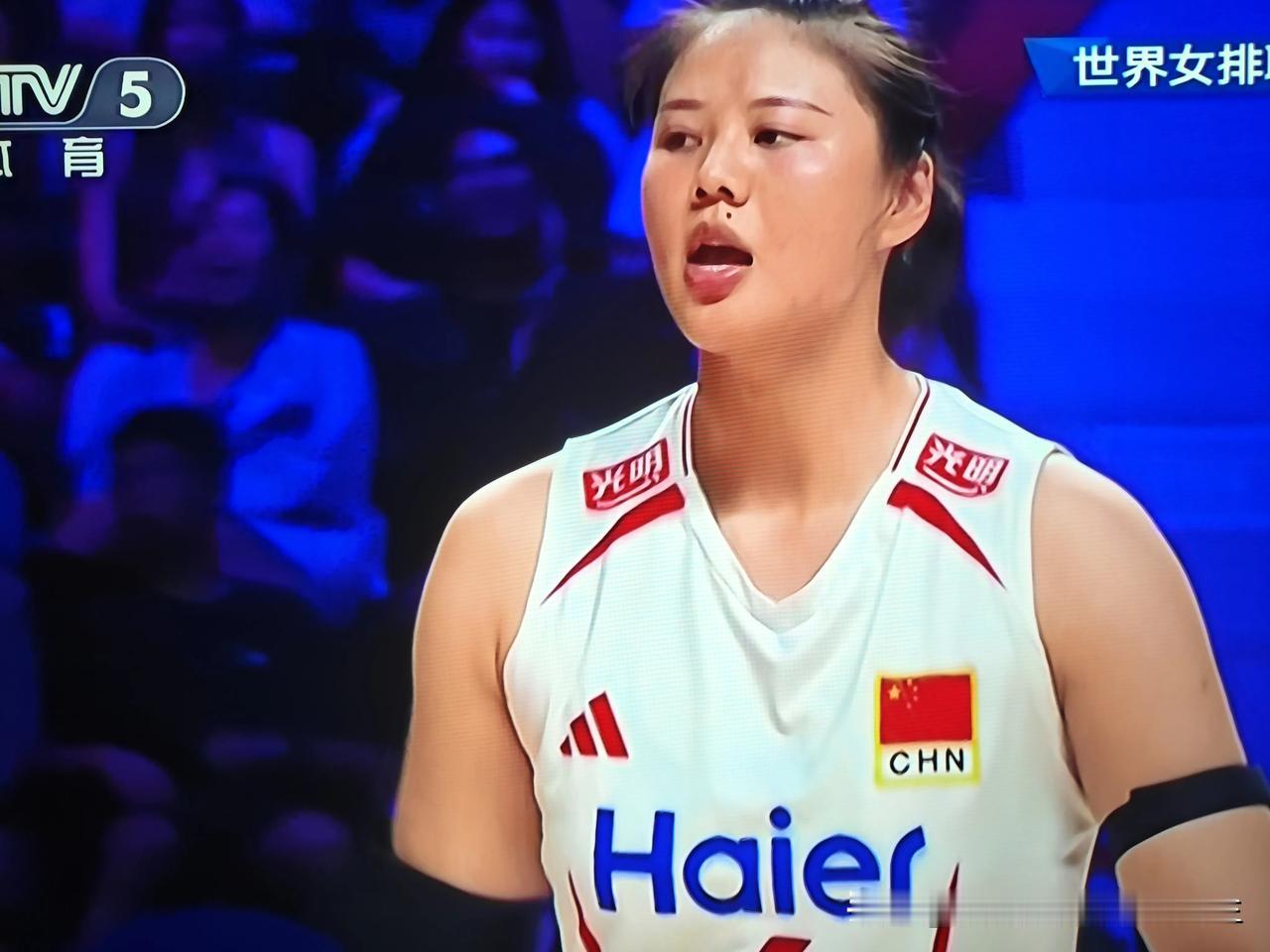 中国女排能够在世界女排联赛总决赛第一场3比2战胜联赛第一名美国队，离不开老将龚翔