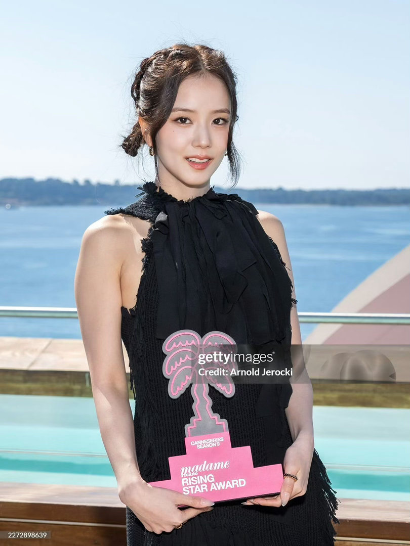 外网热议：Jisoo在Getty Images上的照片vs在Instagram上