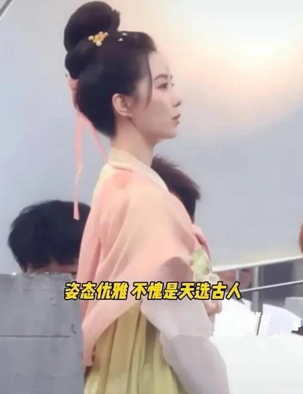 什么时候她俩能中和一下才好呢！

作为两大85花的顶流人物，这样子看的让人有点儿
