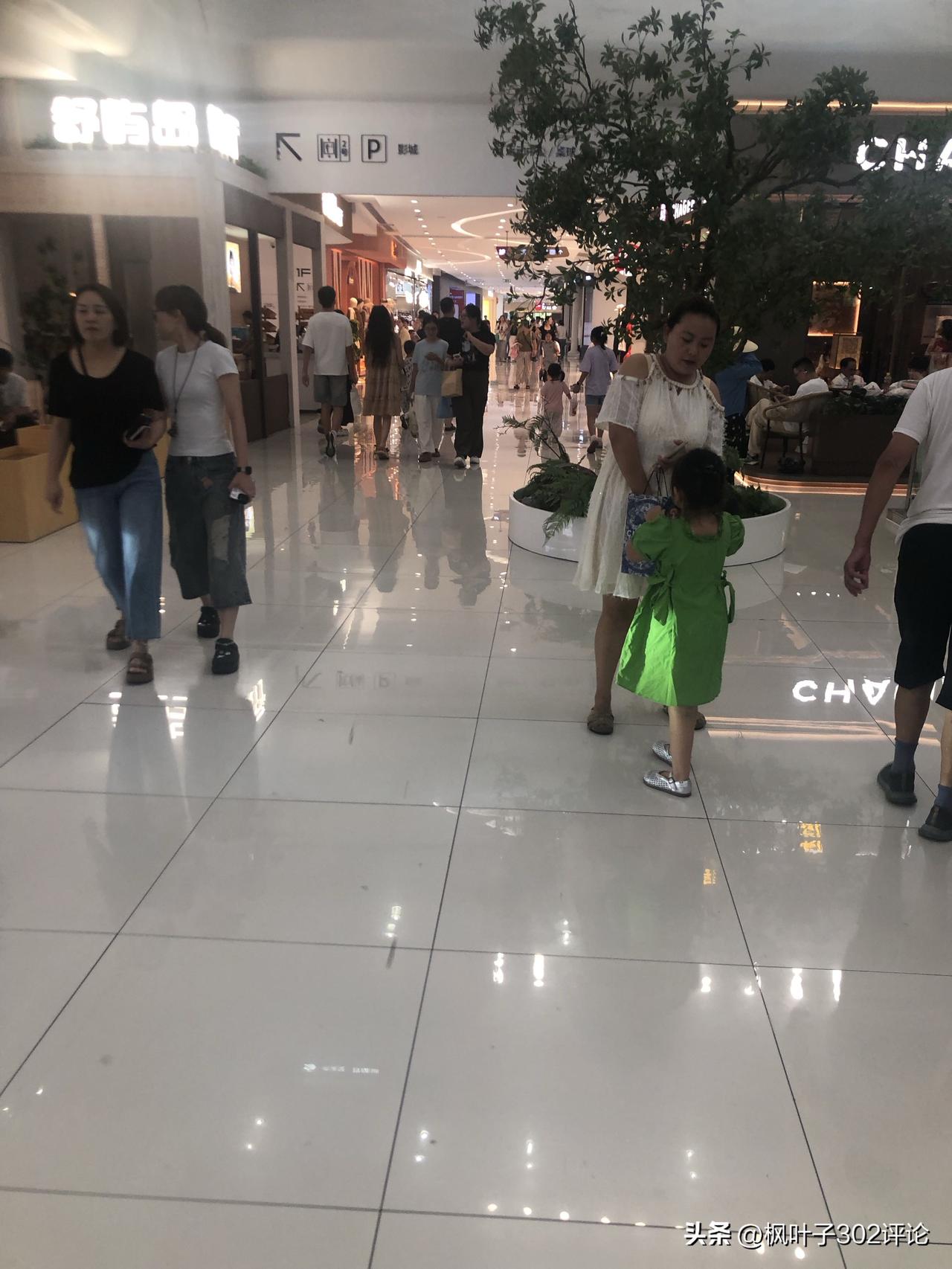谁要是再说电商影响了商场的生意，我第一个不答应，昨天跟朋友去商场吃饭，就是光是等