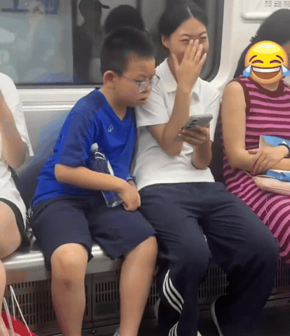 一看就是爸妈管手机管的比较严！小孩哥地铁上看手机太认真，旁边乘客下车后，他就赶忙