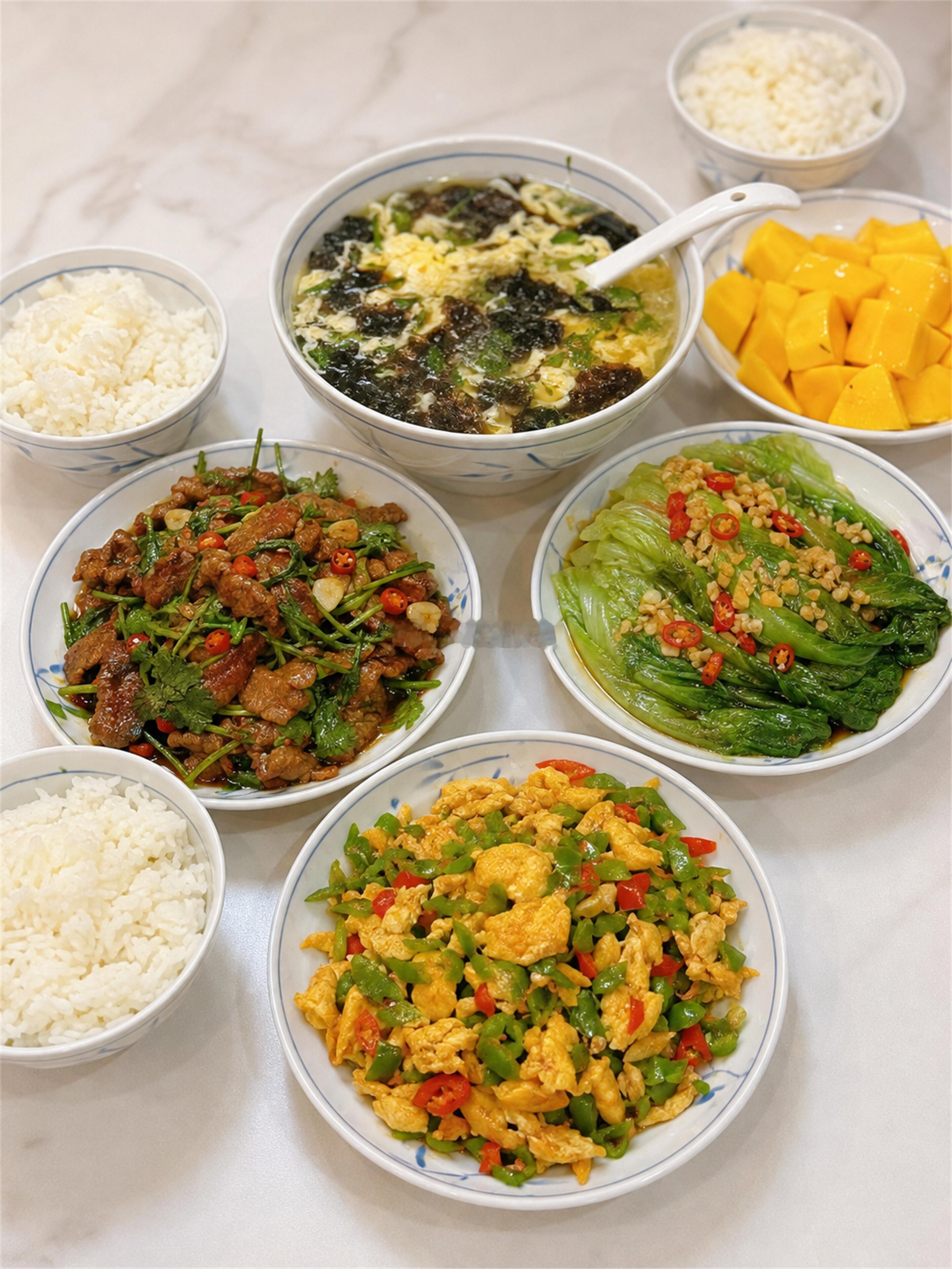 今天的晚餐分享： 小炒牛肉 青椒炒鸡蛋白灼生菜 紫菜蛋花汤 都是自己亲手做的 非