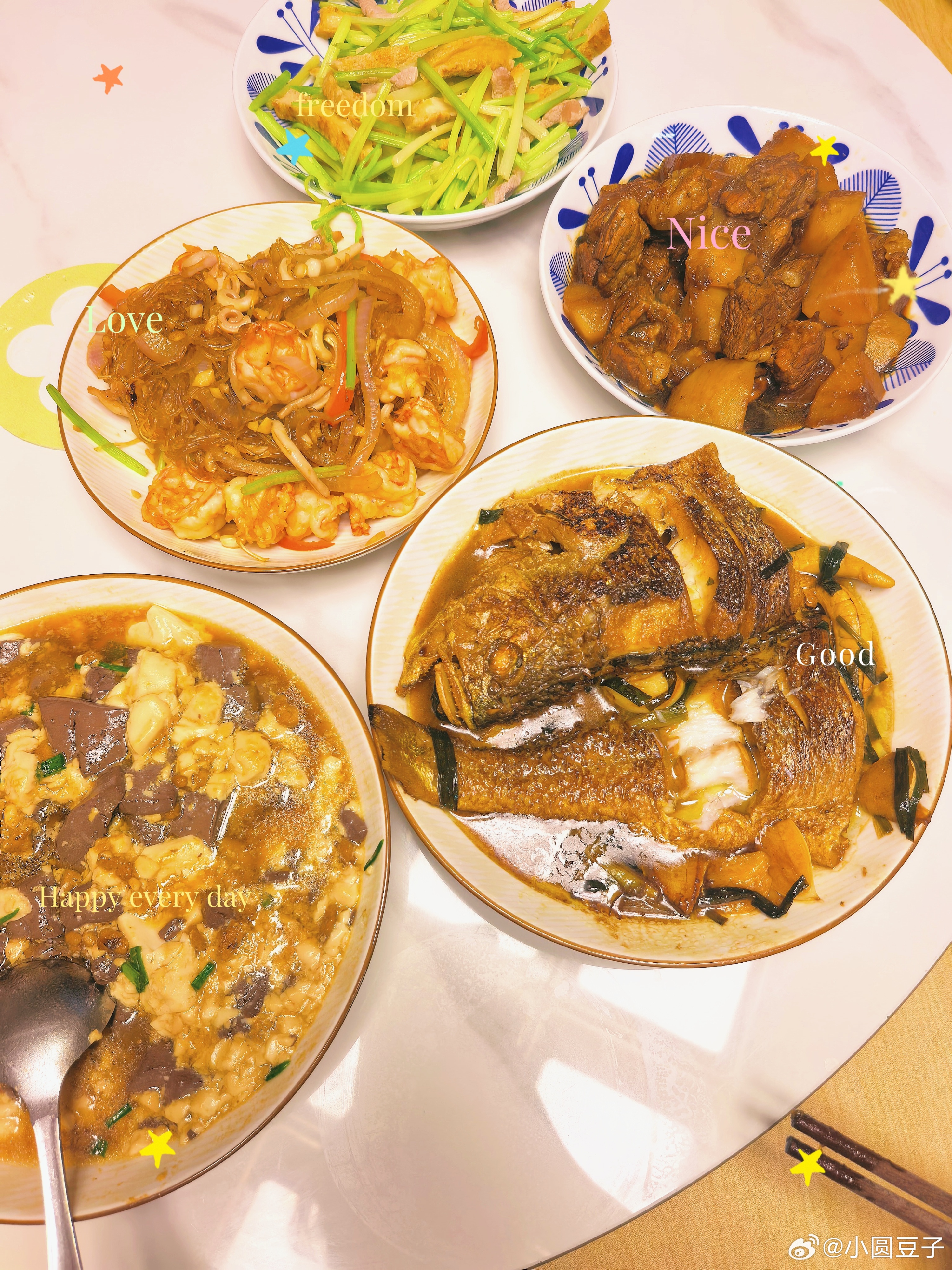 到家啦，又吃上了满满一桌菜！大家国庆都咋过？ ​​​