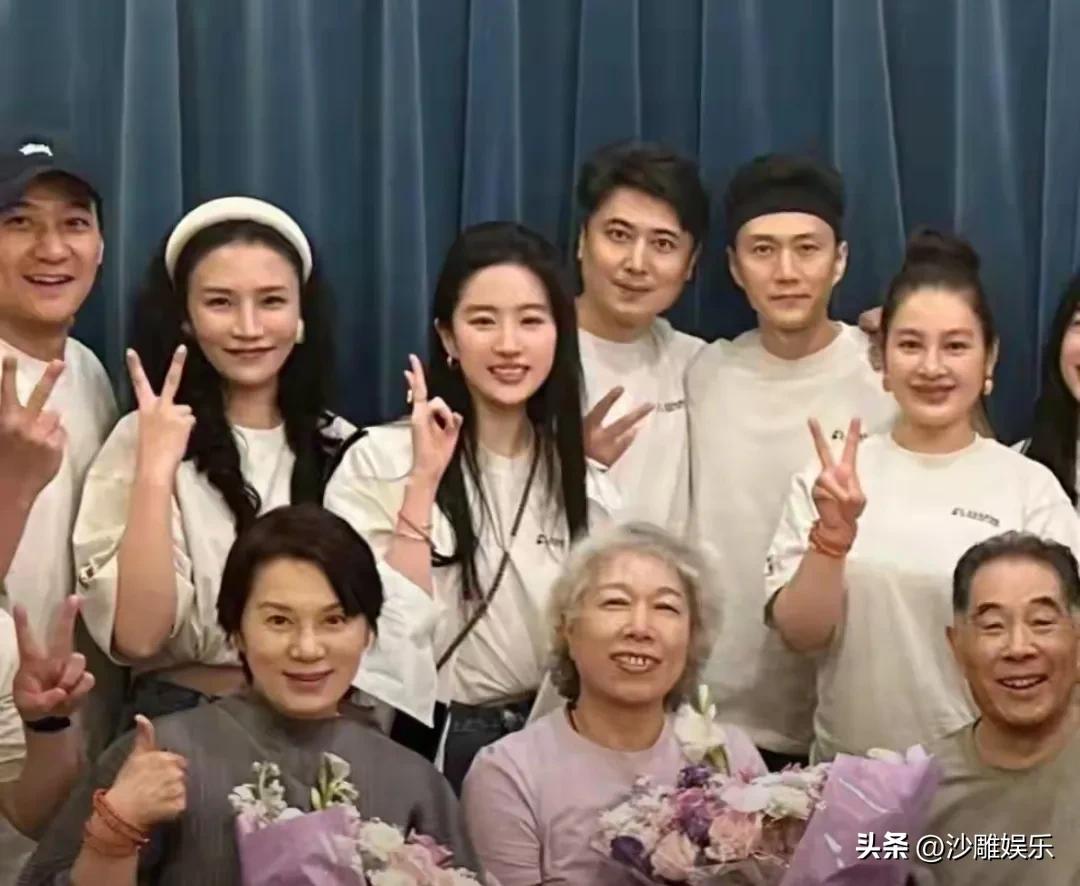 6月3日，刘亦菲突然冲上热搜！
不是因为新剧也不是红毯，而是同班同学陈姝晒出的一