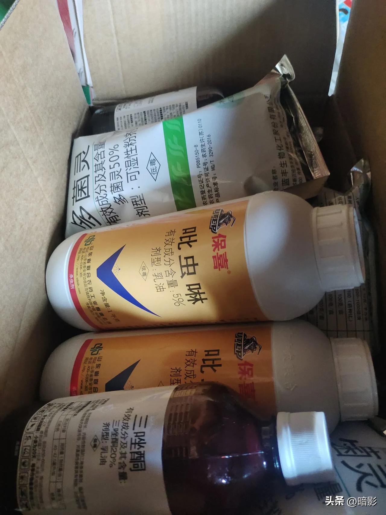 今天上午，我去蔬菜合作社买了一些农药用来喷洒韭菜，碰到了一个六十多的男人在店铺里