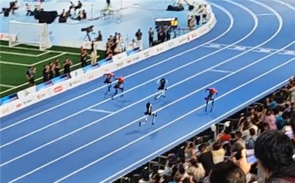 8.94秒！机器人100米，比人类世界纪录还快。
8月25日晚，第二届世界人形机