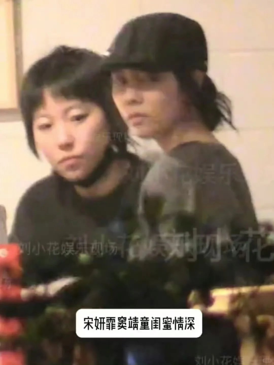 窦靖童宋妍霏手牵手遛狗狗仔拍到窦靖童宋妍霏手牵手遛狗散步🥰🥰 ​​​