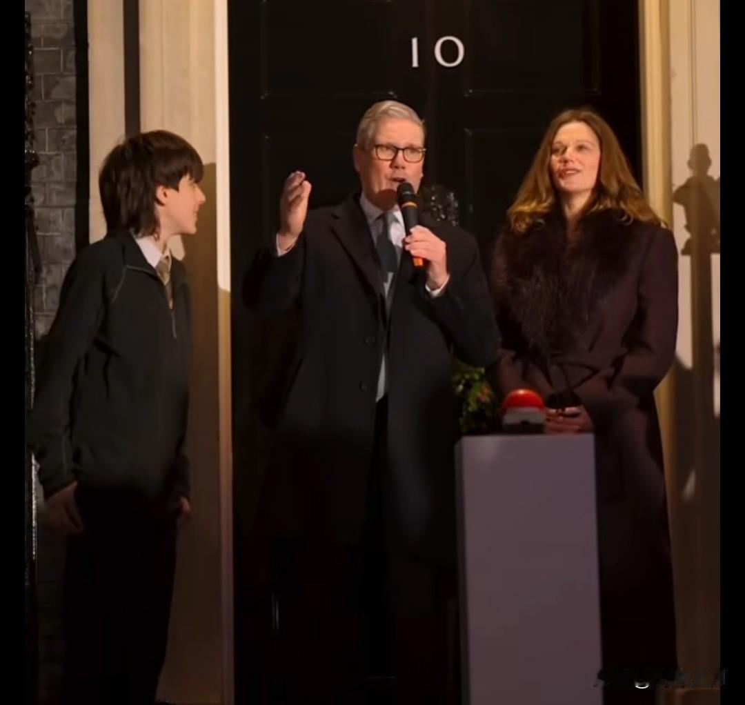 英国首相斯塔默开通TikToK账号，目前发了四条视频。成为继马克龙、特朗普之后又