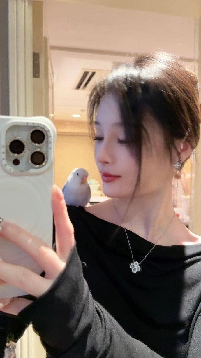 姿态女友周周喵在微博晒出自己与姿态的生活照，并配文：好久没在旁边煮火锅了 