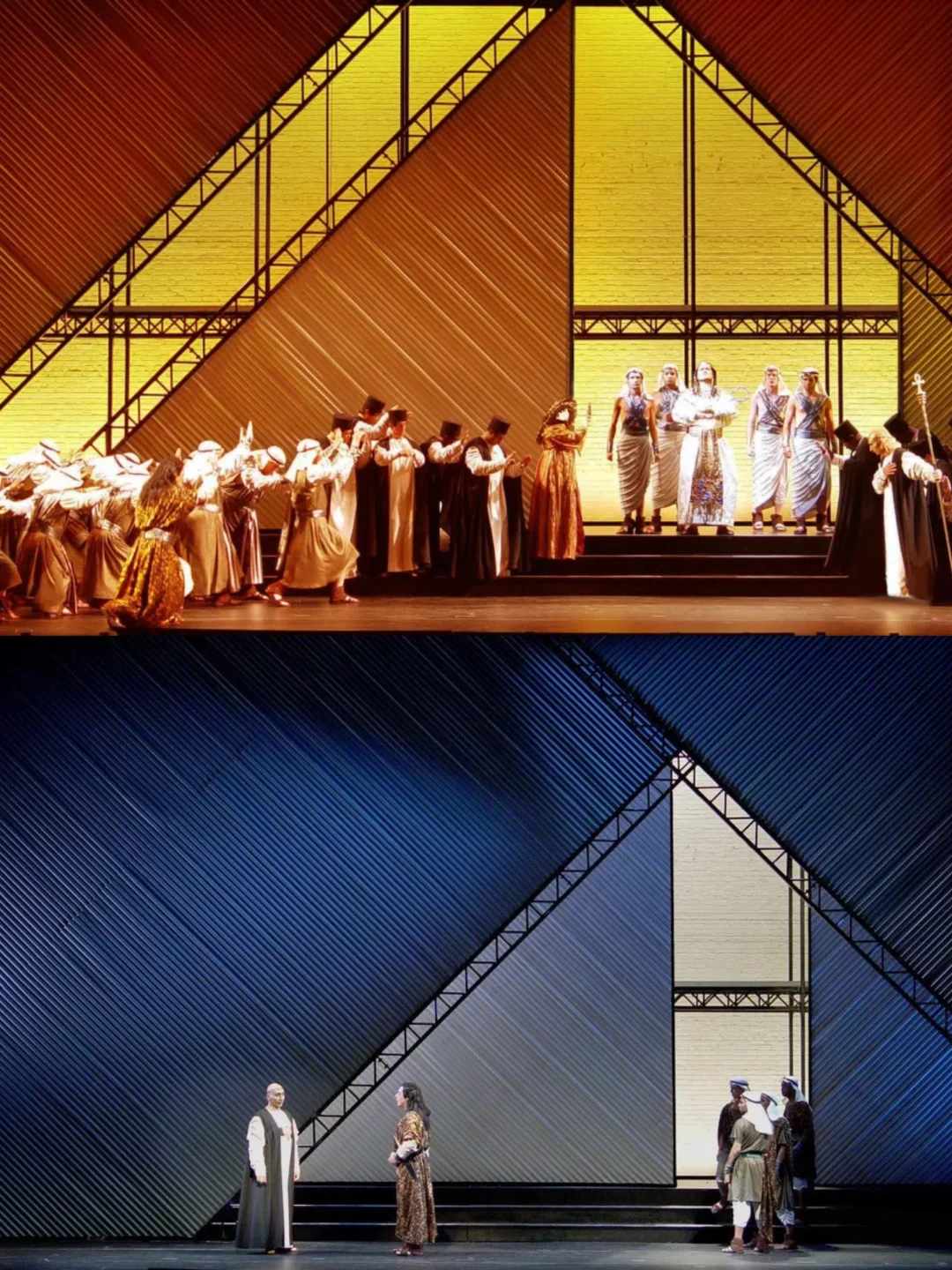 他擅长将视觉影像与舞台布景完美融合