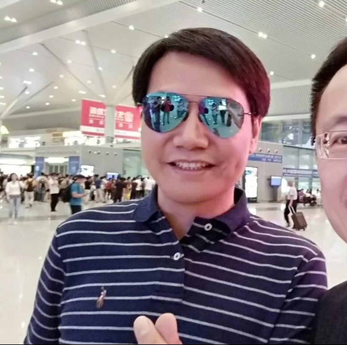 突然发现以前的雷军很爱穿拉夫劳伦。 