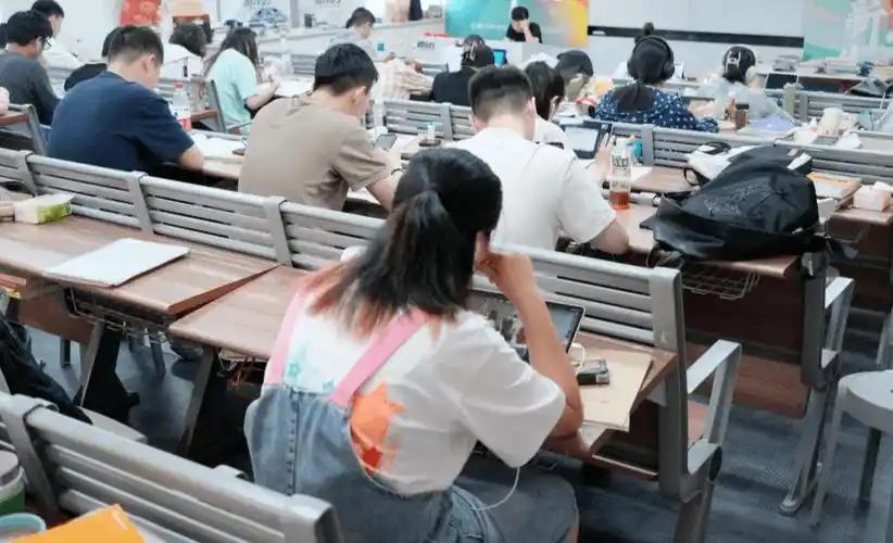 [月亮]我们拼命内卷，到底在失去什么？三重加速下，人越忙越找不到自我，罗萨的关系